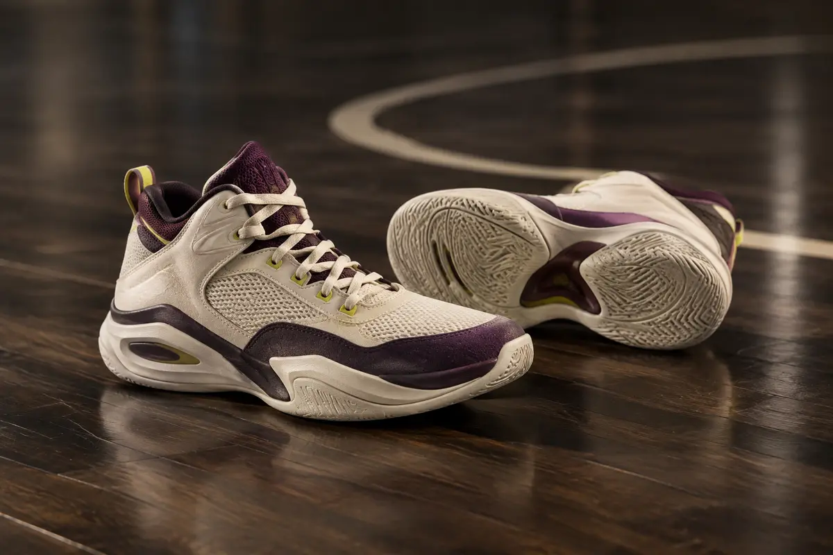 Baskets basketball lifestyle posées sur un sol de parquet urbain
