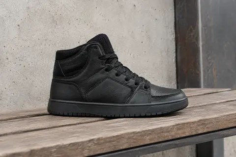 Basket montante noire en cuir avec col rembourré et semelle cupsole en caoutchouc