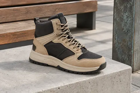Basket montante DC Shoes en nubuck et nylon, photographiée seule sur un décor urbain de béton clair