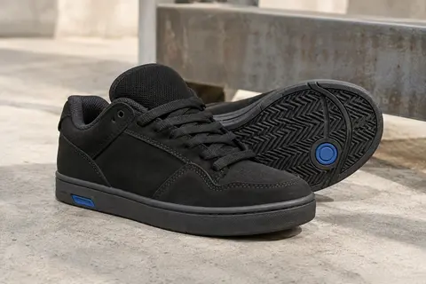 Chaussure de skate noire Etnies Kingpin 2, rembourrée, avec semelle cupsole en caoutchouc et détail bleu royal
