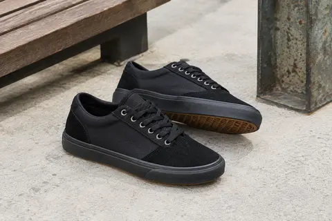 Paire de baskets basses noires Vans Filmore Decon en suède et toile, avec semelles gaufrées visibles.